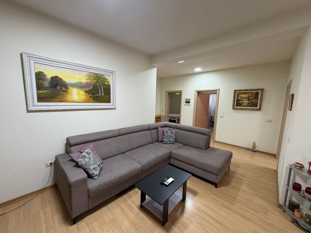 Jepet me qira pjesë vile – 3+1+2, kati i 2-të  Jepet me qira pjesë vile në katin e 2-të, pranë Konvikteve të Inxhinierisë.  🏠 Apartament 3+1+2, me ambiente të bollshme dhe funksionale, ideal për familje ose bashkëndarje.  📍 Vendndodhje shumë e mirë, pranë Konvikteve të Inxhinierisë 💰 Qiraja: 1,000 €/muaj  Për më shumë informacion dhe për vizitë, kontaktoni në privat.