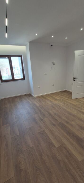 Shitet Apartament 1+1