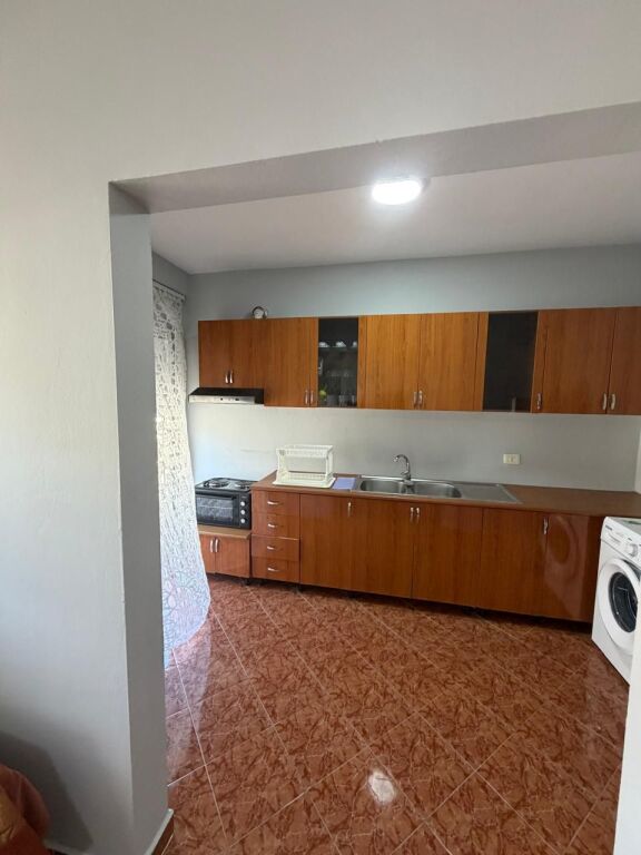 Apartament 1+1 me qira "Komuna e parisit Rr.Xhon kenedi"