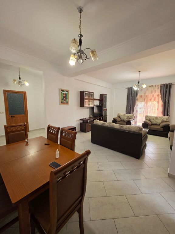 🏡 Affittasi parte di villa - 2+1+Parcheggio  📍 Astir, vicino a Fratari  🏢 1° piano  🛋 Arredato  🌿 Con balcone   🔹️ Organizzazione:  - 1 salone  - 1 cucina - 1 camera da letto - 2 balconi  - 1 bagno   💰 Prezzo: 40.000 Lek/mese