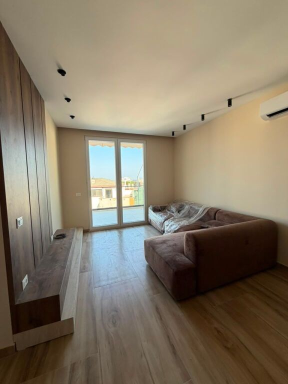 JEPET ME QERA APARTAMENT NE MALIN E ROBIT