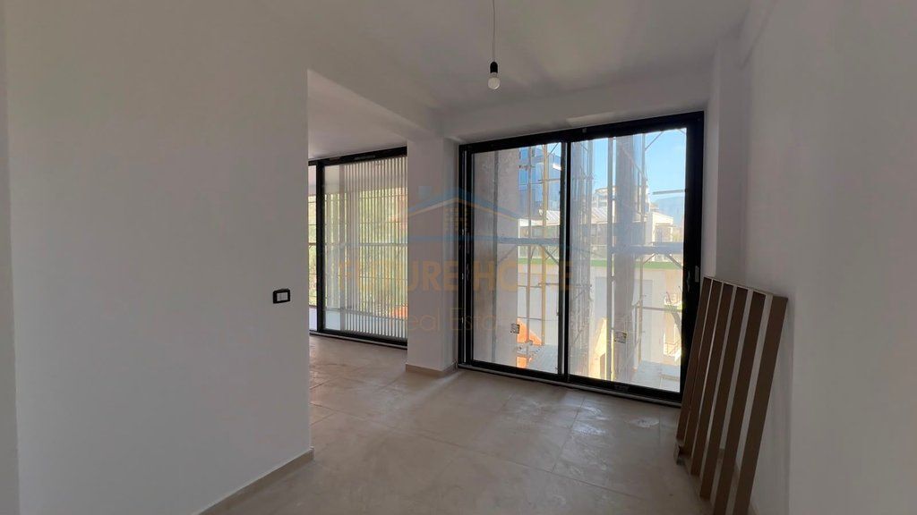 Shitet,Apartament 1+1+ Post Parkimi ,Selvia.