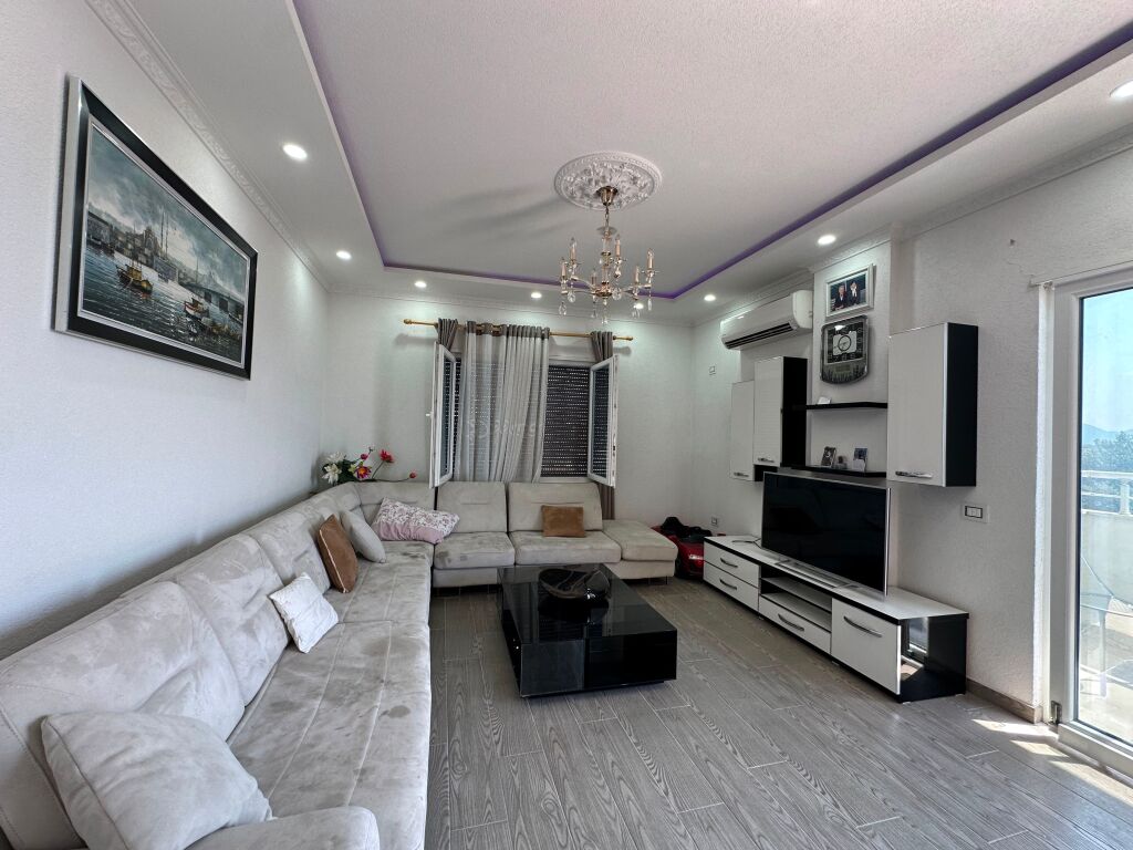 Shitet apartament 2+ 1 në Fresk!