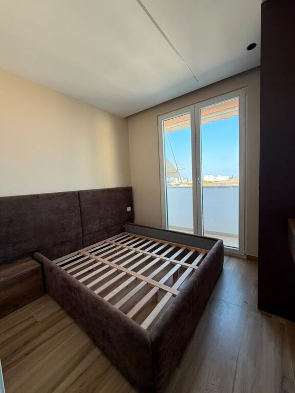 JEPET ME QERA APARTAMENT NE MALIN E ROBIT