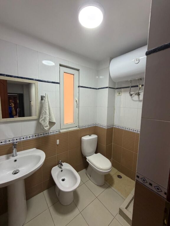 Apartament 1+1 me qira "Komuna e parisit Rr.Xhon kenedi"