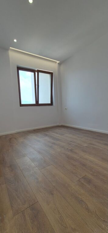 Shitet apartament 1+1
