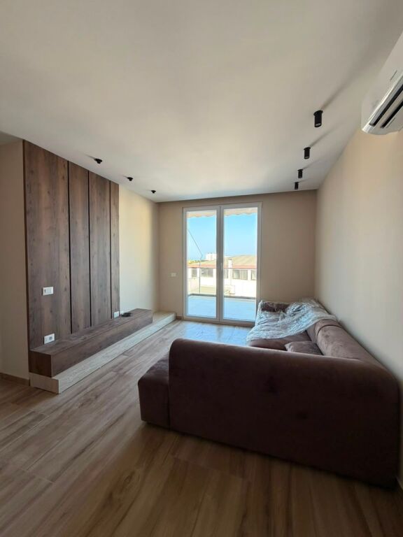 JEPET ME QERA APARTAMENT NE MALIN E ROBIT