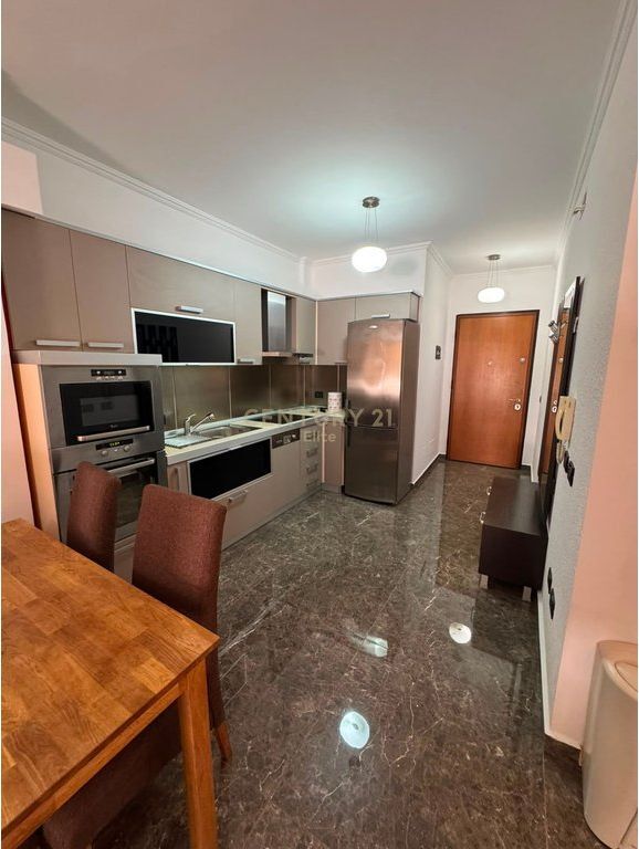 Qira, Apartament 2+1+GARAZHD , Selite