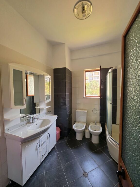 🏡 Affittasi parte di villa - 2+1+Parcheggio  📍 Astir, vicino a Fratari  🏢 1° piano  🛋 Arredato  🌿 Con balcone   🔹️ Organizzazione:  - 1 salone  - 1 cucina - 1 camera da letto - 2 balconi  - 1 bagno   💰 Prezzo: 40.000 Lek/mese  📩 Per maggiori informazioni o per una visita alla proprietà, contattare.