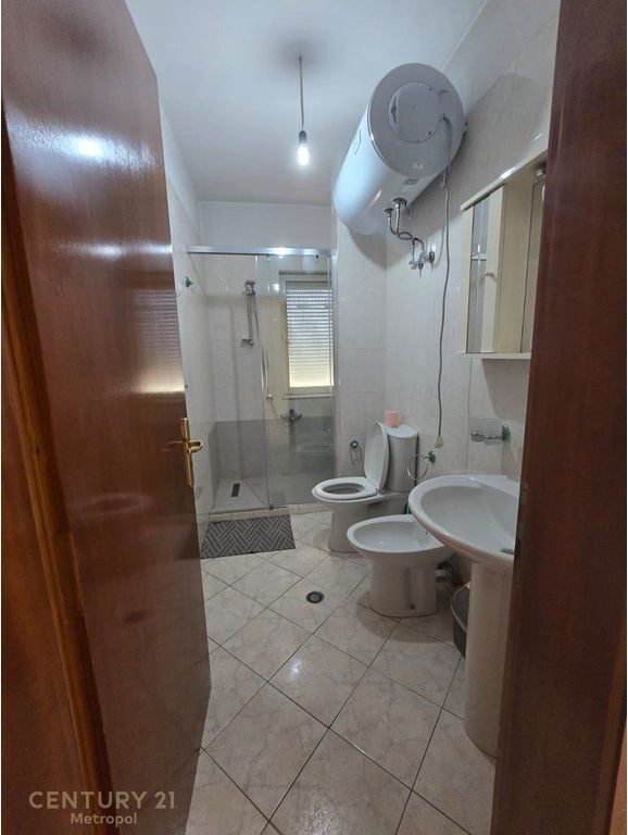 Apartament 2+1+2 për Shitje në Pallat të Ri pranë Maternitetit
