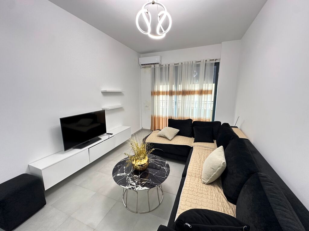 JEPET ME QIRA | 1+1 📍 LIQENI I THATË – TEK HOTEL RADISSON 🏢 Kati 3 |  Pallat i ri | Me ashensor