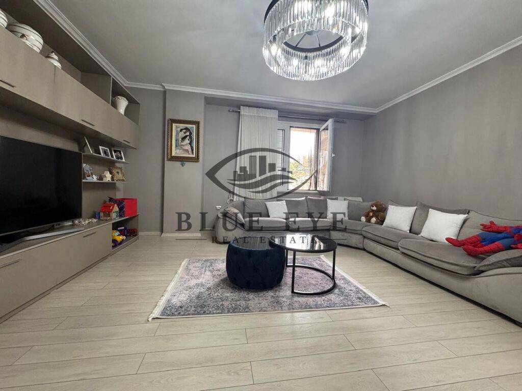 JEPET ME QIRA DUPLEX NË QENDËR TË DURRËSIT  + 2 POSTE PARKIMI !

