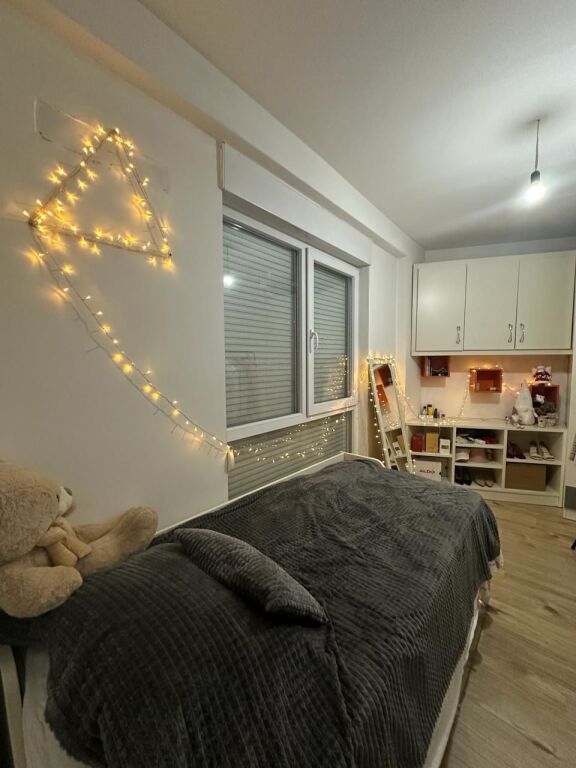 Kompleksi Magnet_21 Dhjetori_Kërkohet vajzë për bashkëndarje apartamenti 2+1, i ri dhe i mobiluar