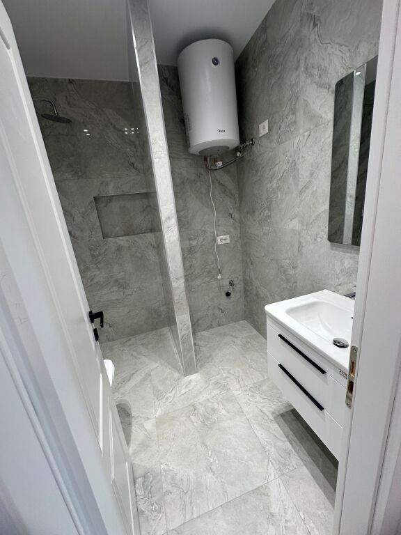 Shitet apartament 1+1
