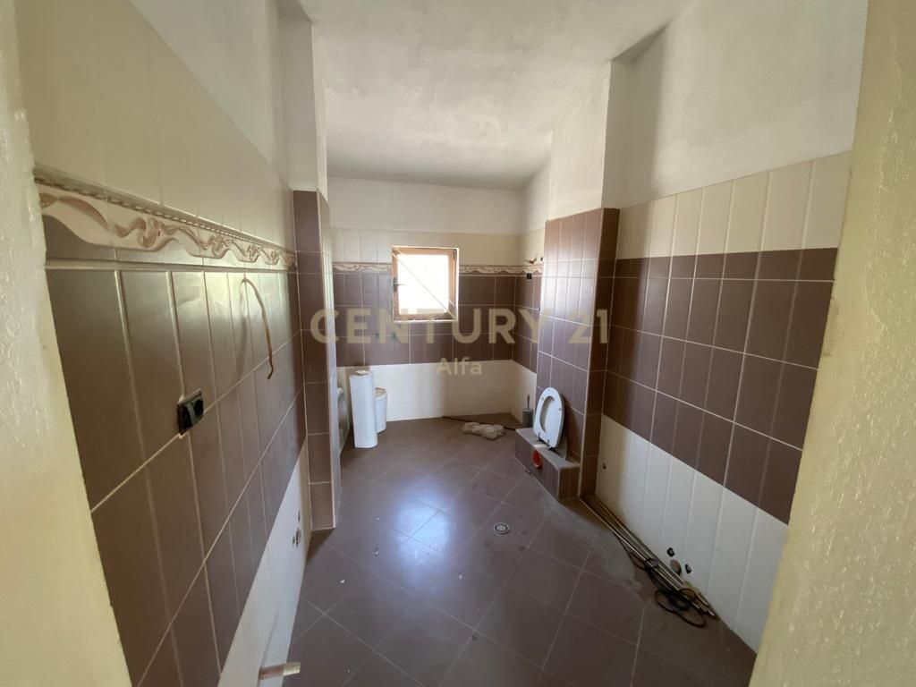 Villa di 4 Piani in Vendita! A Shishtufinë