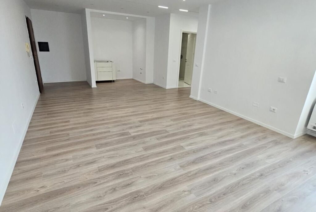 At 21 Dhjetori, Office Space for Rent!