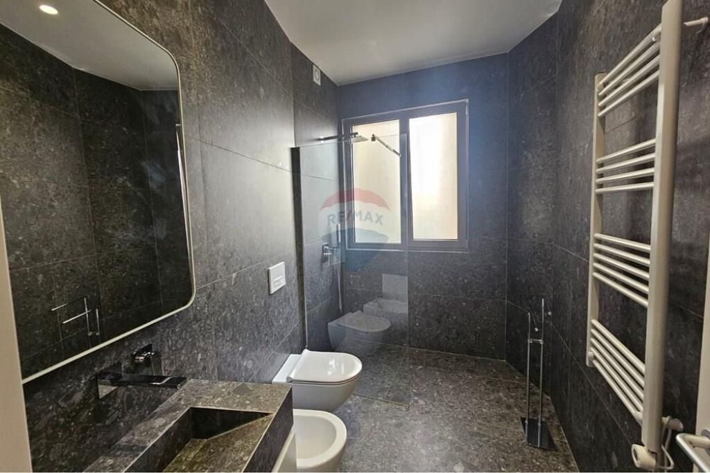 Apartament 3+1 per qira tek Liqeni i Thate!
