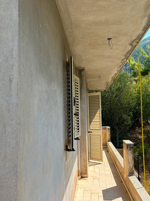 Ndërtesë me Pamje nga Deti në Shitje në Vlorë