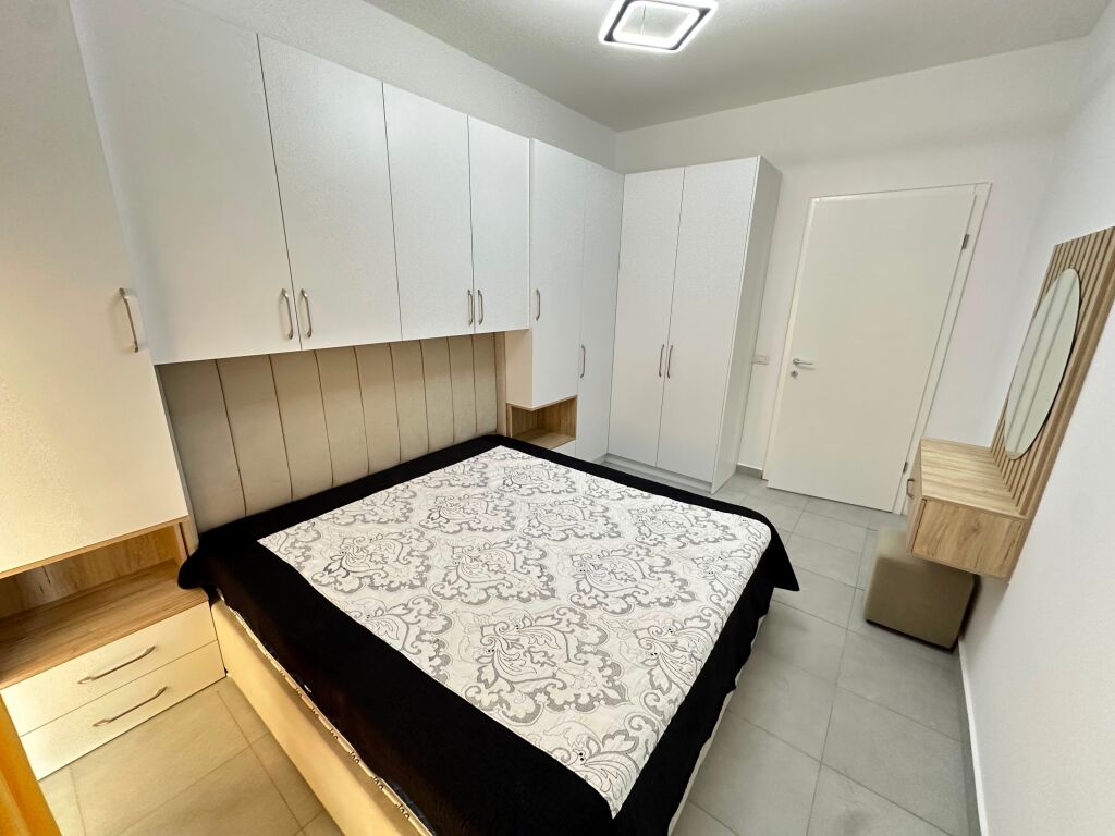 JEPET ME QIRA | 1+1 📍 LIQENI I THATË – TEK HOTEL RADISSON 🏢 Kati 3 |  Pallat i ri | Me ashensor