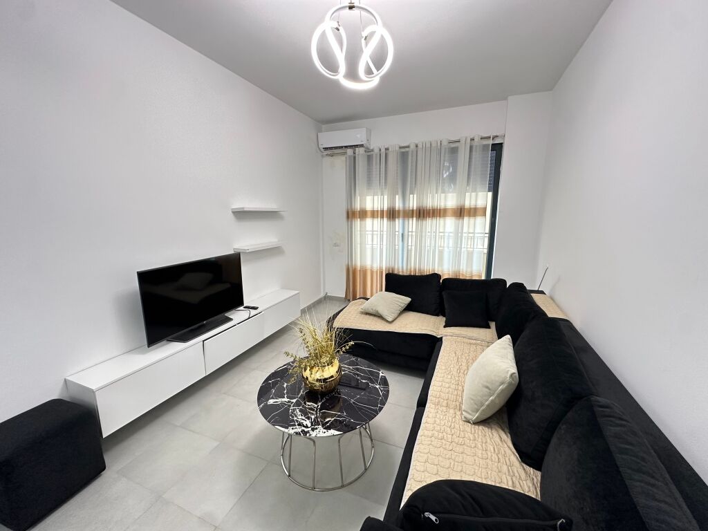 65,000 leke tek Hotel Radison  apartament 1+1
