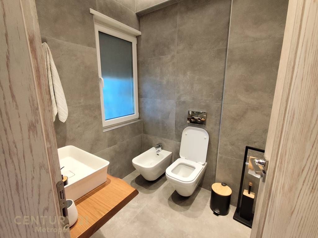 APARTAMENT 3+1 PER QIRA NE NJE REZIDENCE PRIVATE PRANE TEG