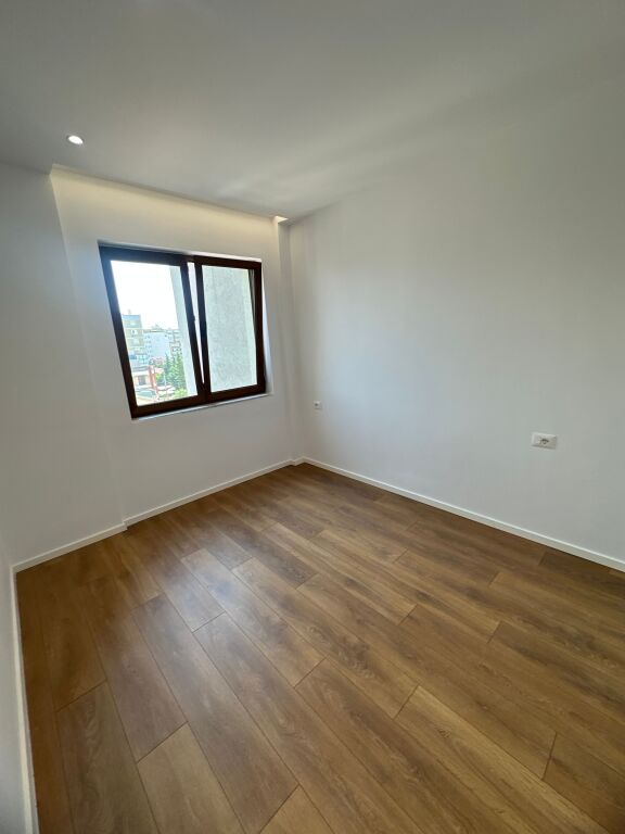 Shitet apartament 1+1