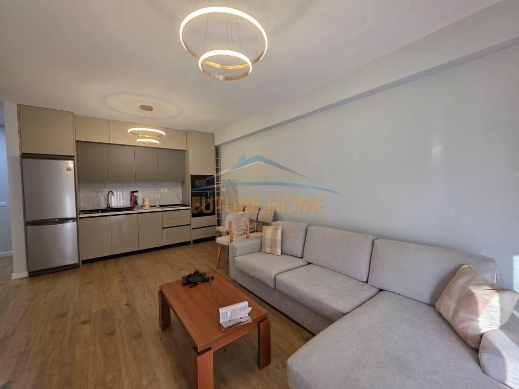 Qera,Apartament 2+1 tek Komuna e Parisit,Rruga Skender Luarasi.
