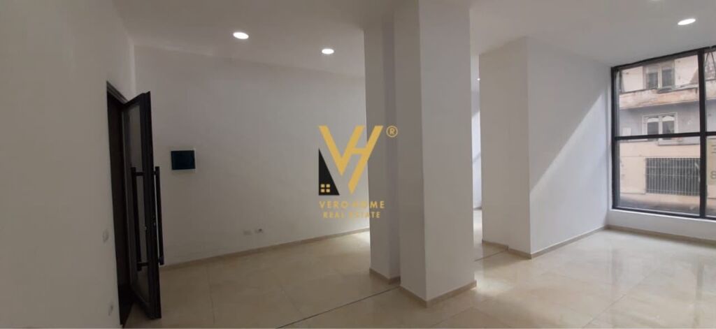 SHITET AMBIENT BIZNESI 50 M2 TEK MYSLYM SHYRI 220.000 EURO