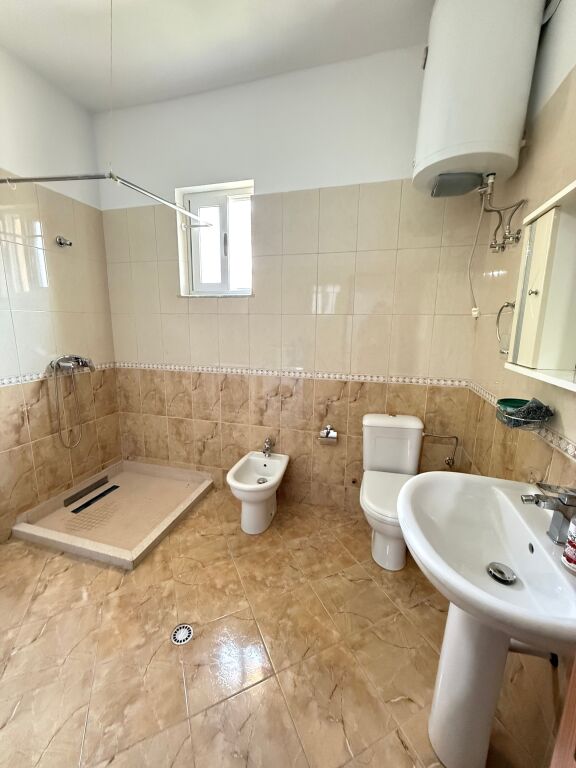 AFFITTIAMO IL 3° PIANO +PostO PARCHEGGIO DI UNA VILLA !