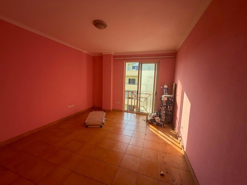Shitet Apartament 1+1+2 ballkone me pamje deti
