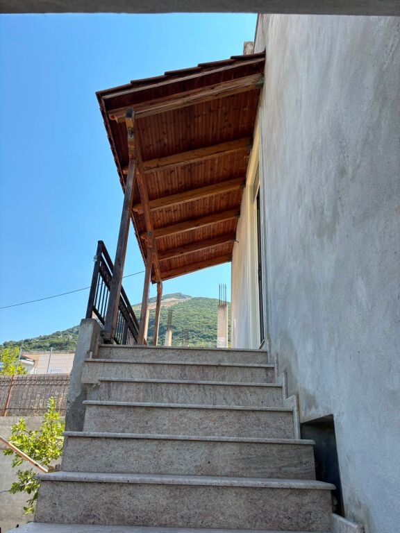 Ndërtesë me Pamje nga Deti në Shitje në Vlorë
