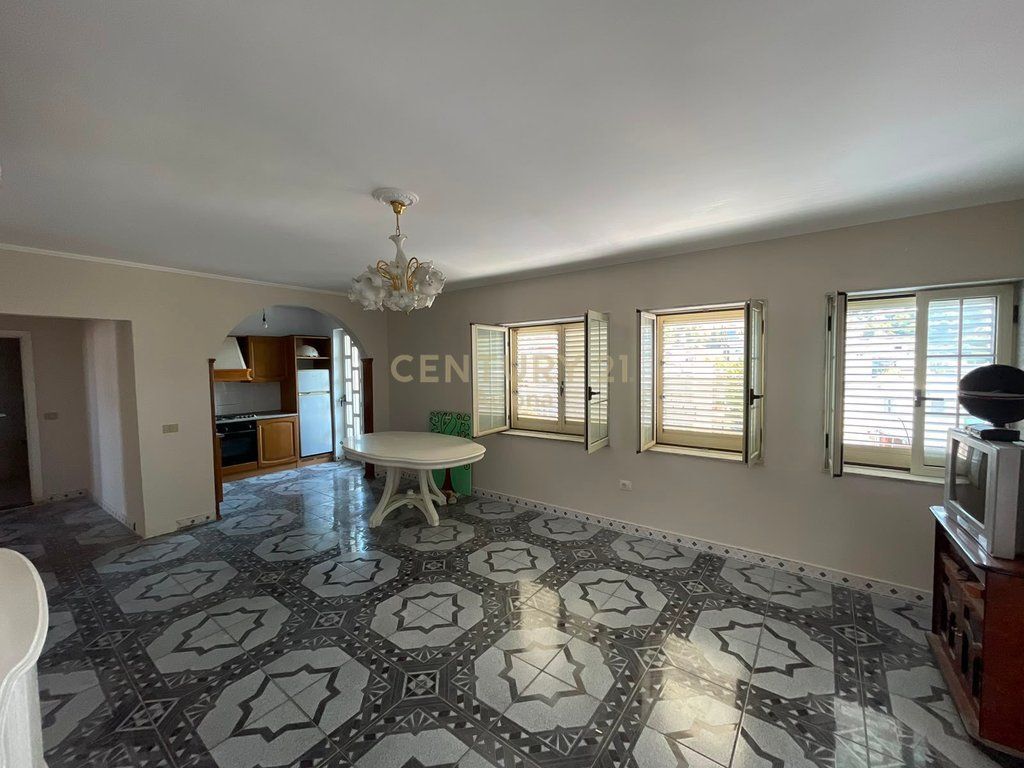 APARTAMENT 2+1 PER SHITJE TE KOMISARIATI I POLICISE VLORE