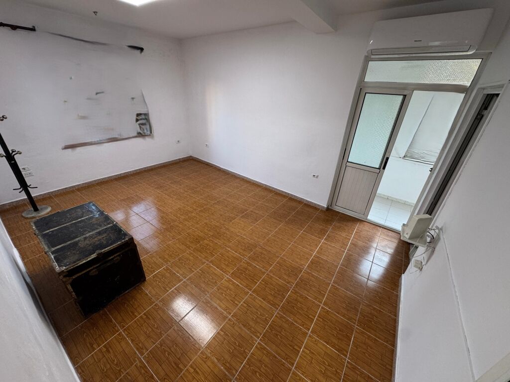 Zyre me qera ne Kryqezimin e 21 Dhjetorit buze rruges ne Tirana id 5349