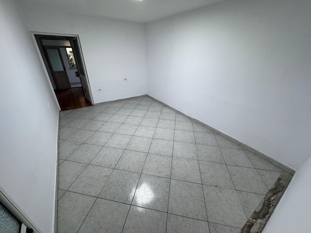 Zyre me qera ne Kryqezimin e 21 Dhjetorit buze rruges ne Tirana id 5349
