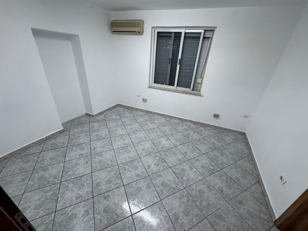 Zyre me qera ne Kryqezimin e 21 Dhjetorit buze rruges ne Tirana id 5349