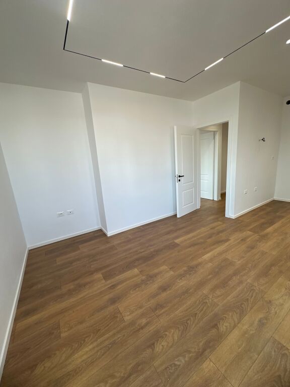 Shitet apartament 1+1