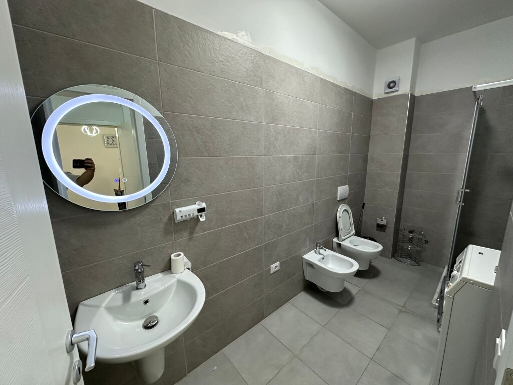 65,000 leke tek Hotel Radison  apartament 1+1