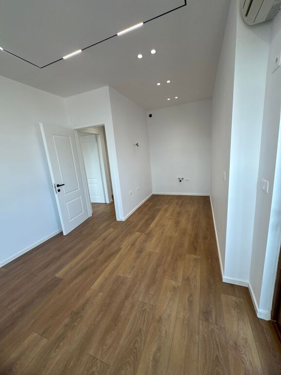 Shitet apartament 1+1