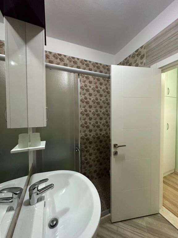 Jepet me qira apartament 1+1 në qendër të Tiranës