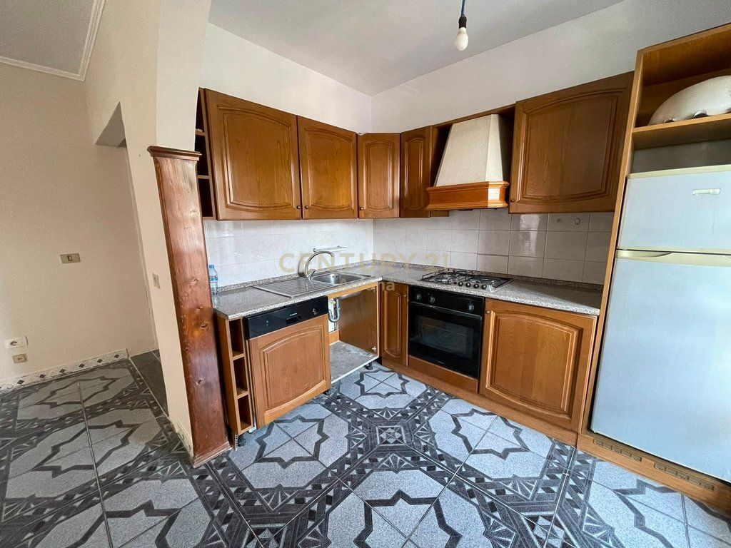 APARTAMENT 2+1 PER SHITJE TE KOMISARIATI I POLICISE VLORE