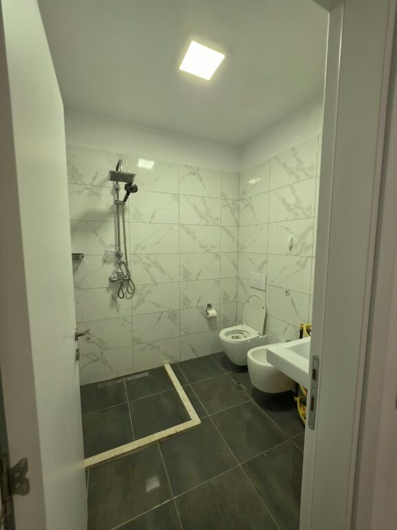 🏡 Apartment 2+1+2 for rent  📍Former Aviation Field, Turdiu Residence   🏢 5th Floor  🛗 With elevator  📐 Area: 120m² 🌿 With balcony   💰 Price: 75,000 Lek/Month