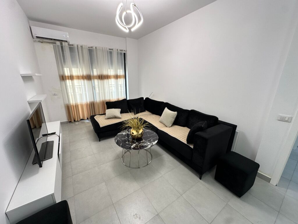 65,000 leke tek Hotel Radison  apartament 1+1
