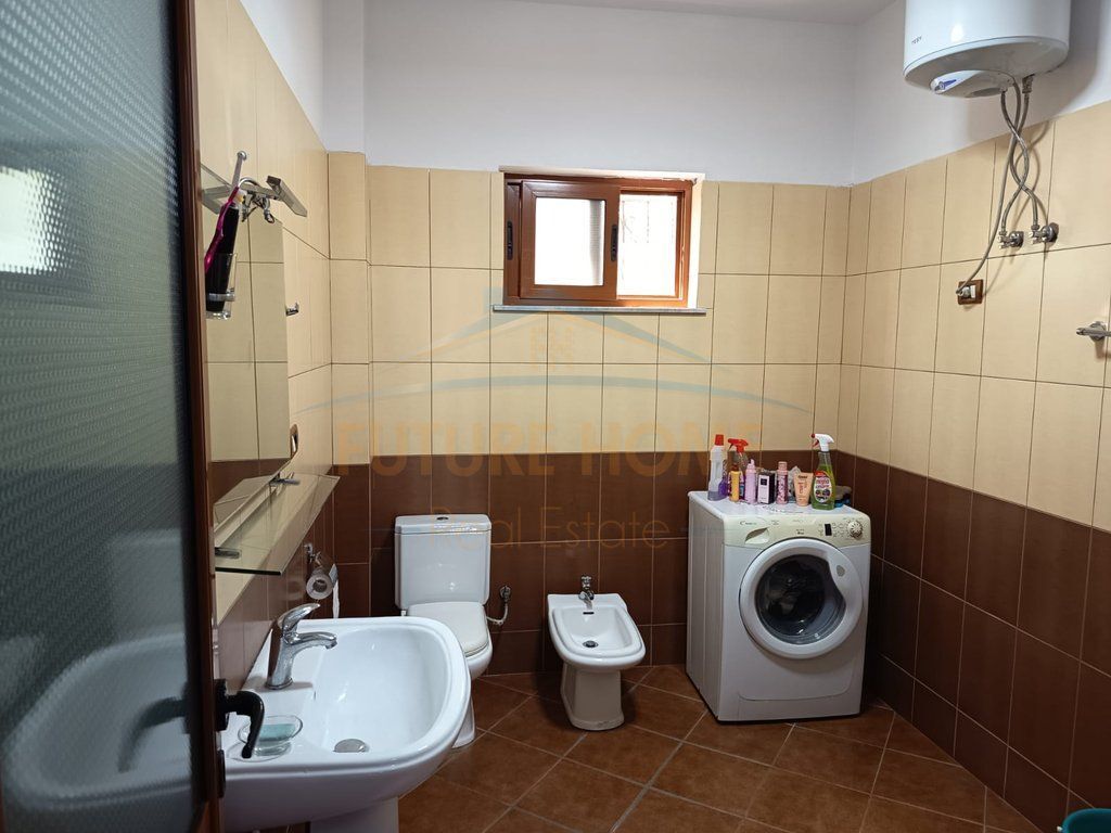 Qira, Vilë 2-katëshe, pranë shkollës "Rreze Drite" Sauk.