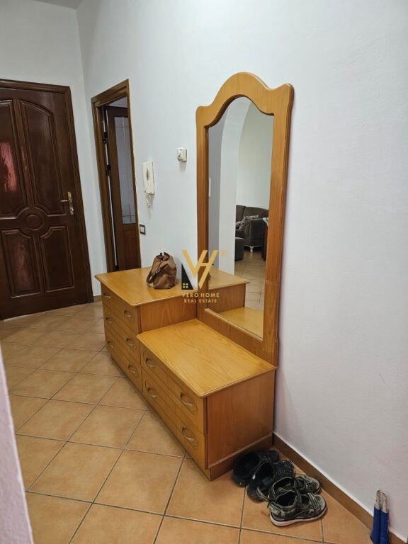 JEPET HYRJE VILE 3+1+3BLK ME QERA NE SELITE 580 EURO