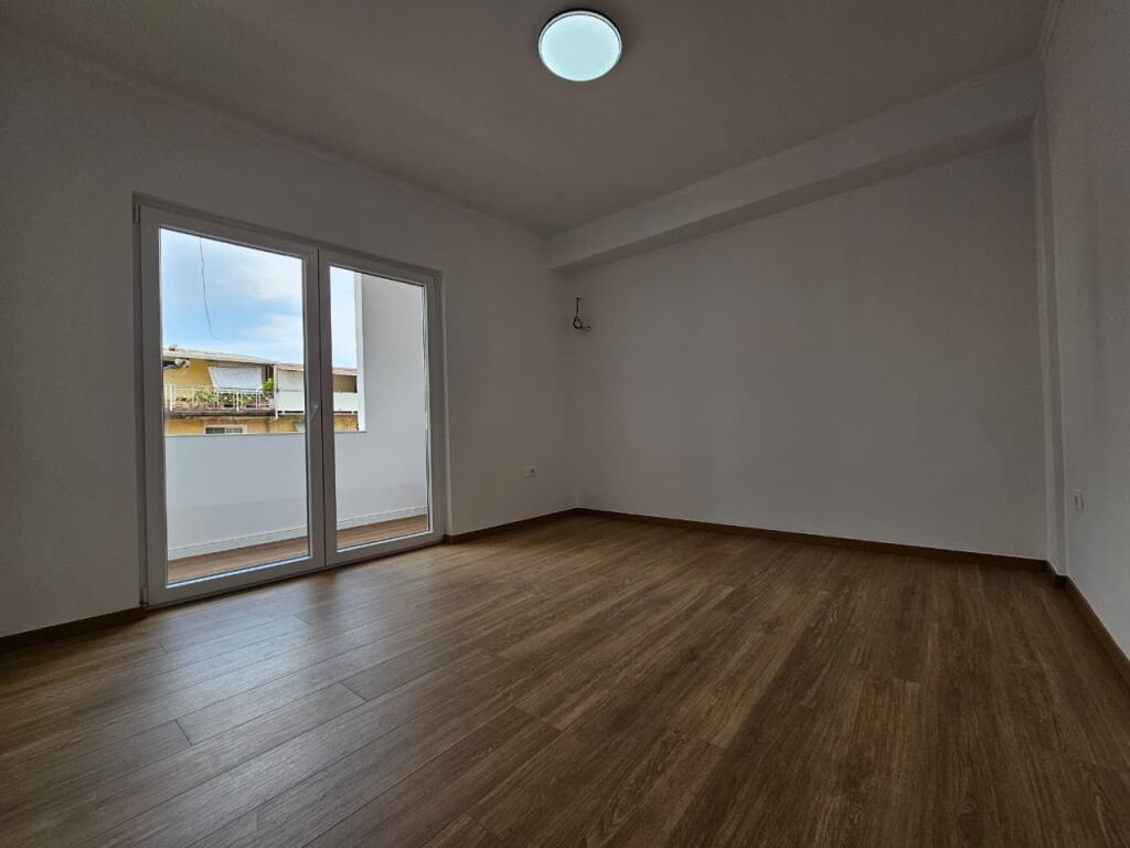 Apartament 1+1 per shitje tek Medreseja!
