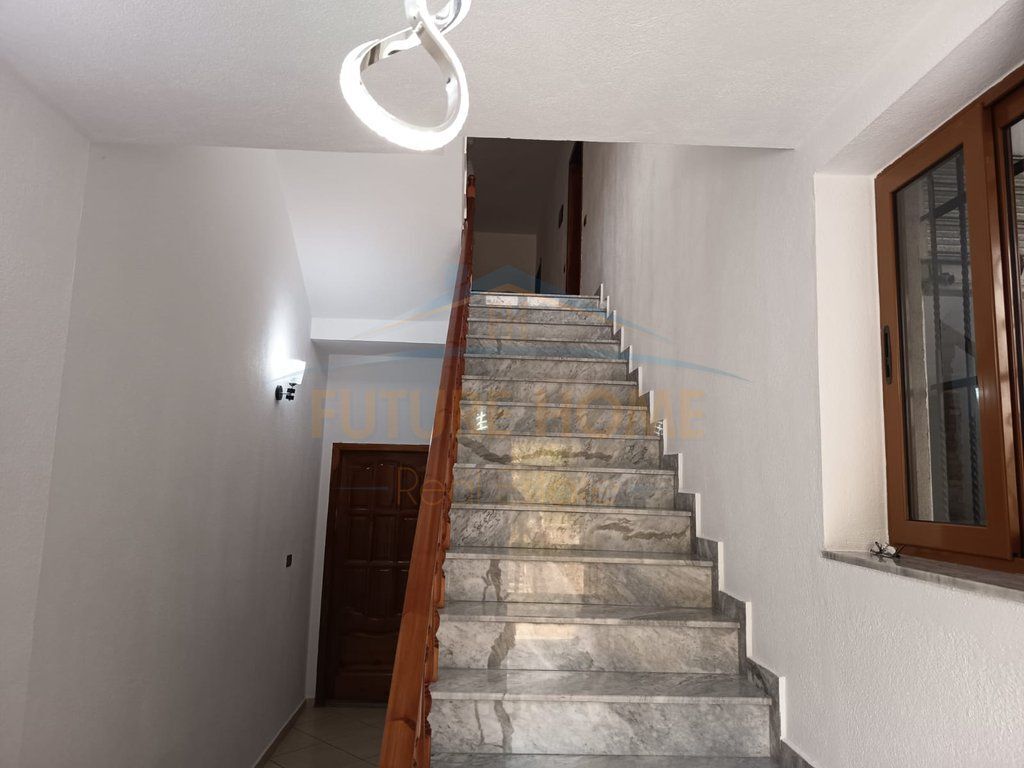 Qira, Vilë 2-katëshe, pranë shkollës "Rreze Drite" Sauk.