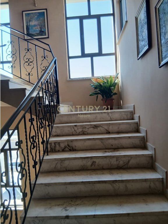 IN AFFITTO 3 PIANI DI UNA VILLA NELLA NUOVA ANELLO /Mese 800.000 Lek /Mese
