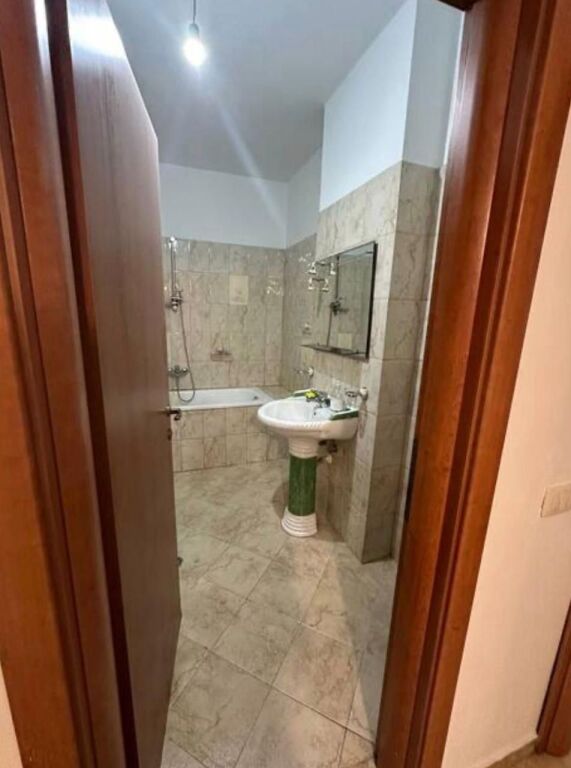 Apartament 2+1+2 me 2 Poste Parkimi te Rrethi i Ekonomikut, Rruga e Elbasanit