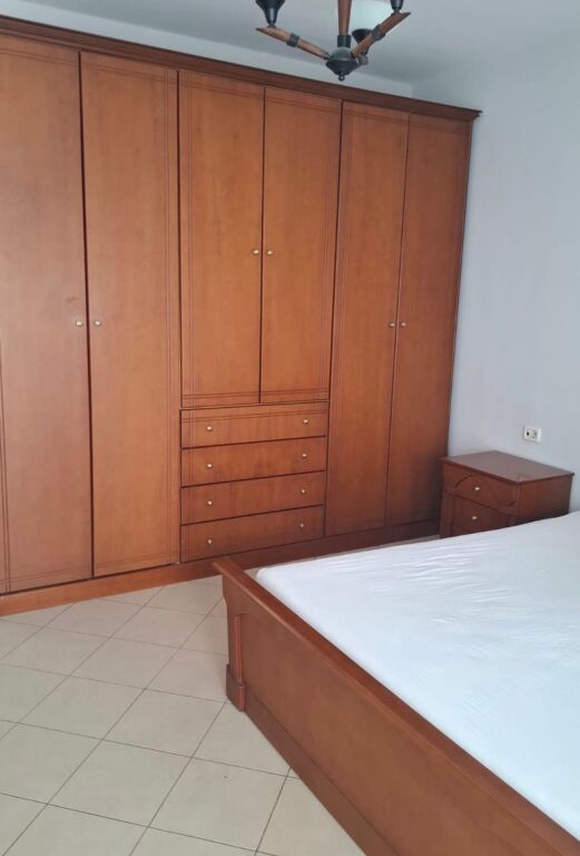 Don Bosko përballë Kishës, jepet me qira apartament 1+1!
