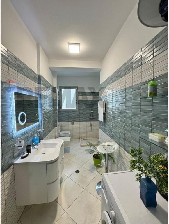 🏢 APARTAMENT 2+1+2 ME QIRA – BULEVARDI, VLORË